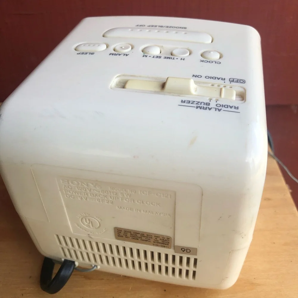 Sony White  and Black FM/AM Digital Clock Radio
